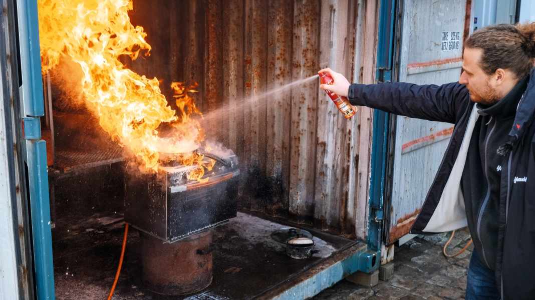 Test degli spray estinguenti: piccoli estintori per uso di bordo