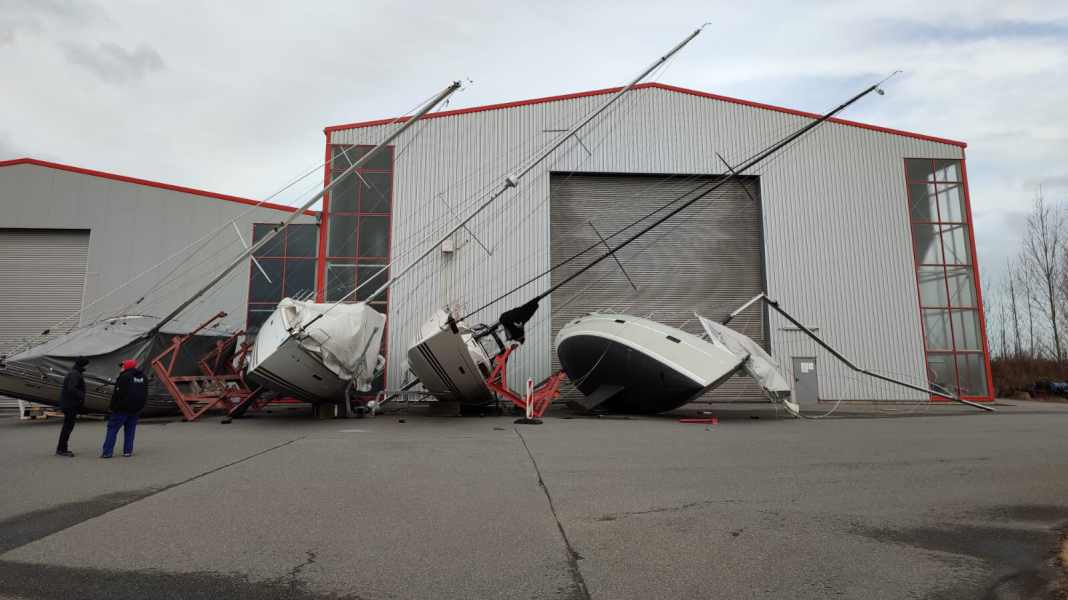 Dégâts dus à la tempête : l'ouragan "Zeynep" fait tomber les bateaux de leur support de stockage