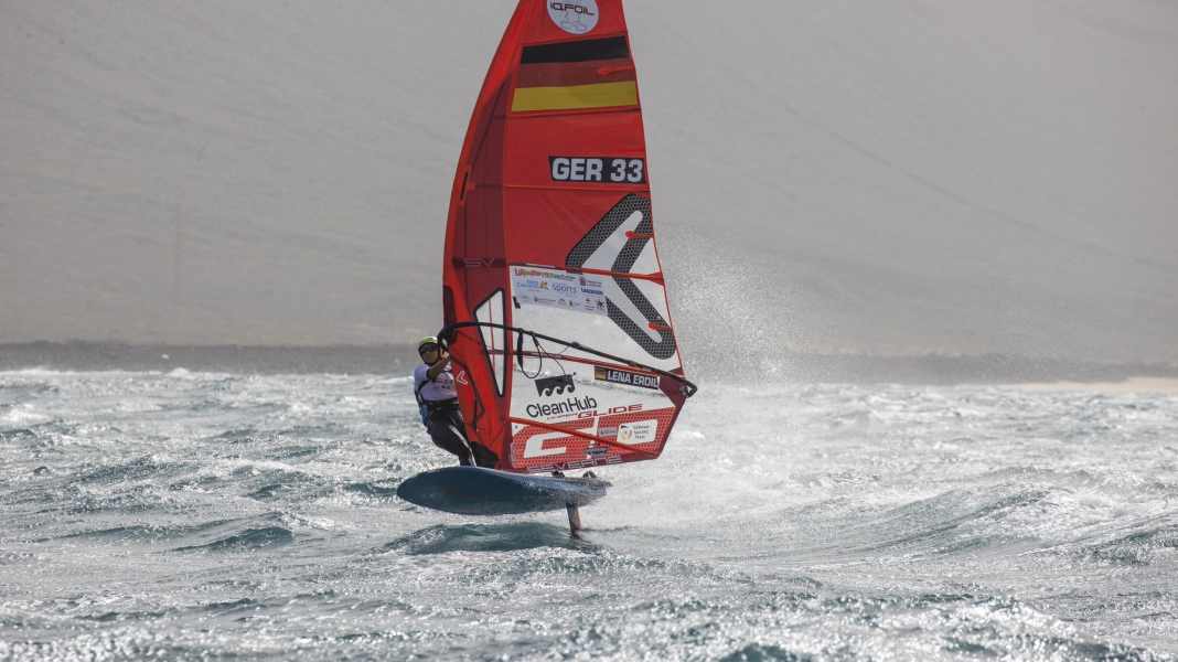 Lanzarote Foil Challenge: Lena Erdil wirbt für Meeresschutz: Windsurf-Weltmeisterin besteht Extrem-Einsatz