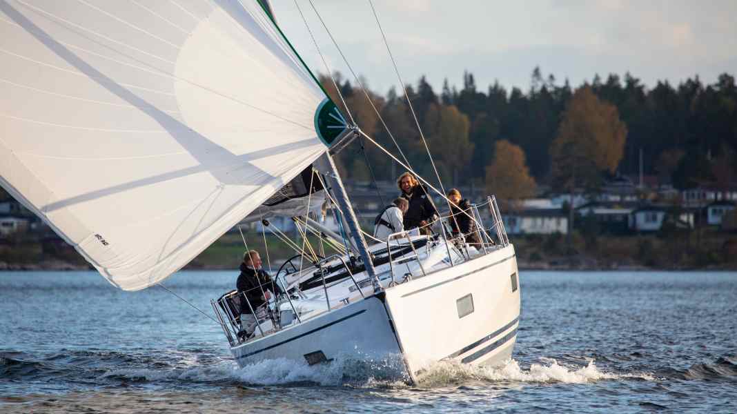Boote aktuell: Linjett 39: first sailing pictures of the new cruising yacht from Sweden