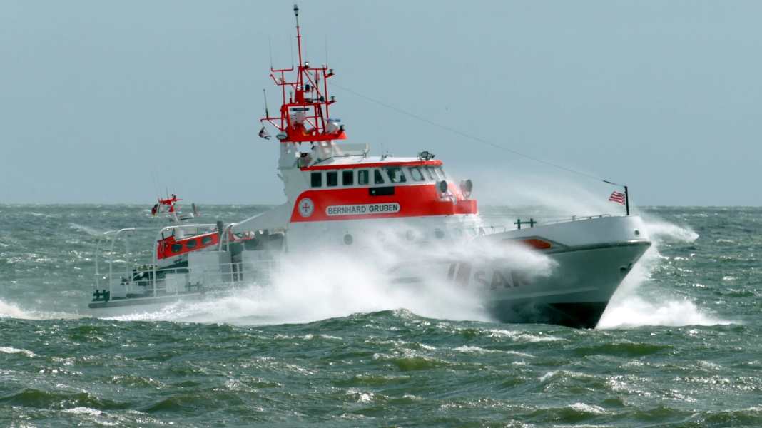 Emergenza mare: Incaglio nel Mare del Nord: drammatico salvataggio di due marinai