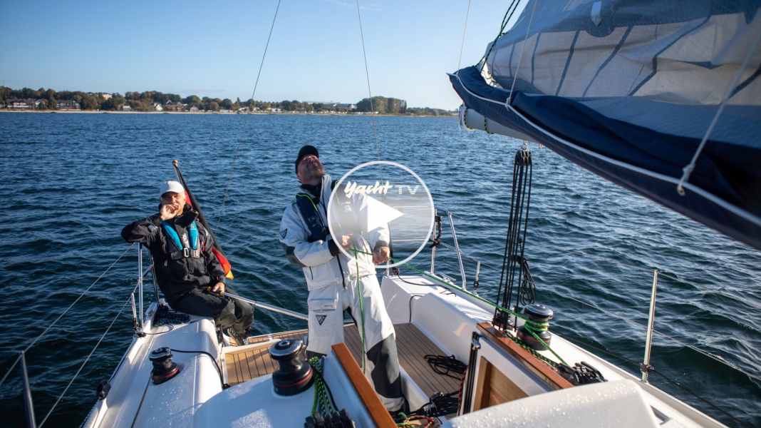 La navigation sur YACHT tv : conseils de pros : Mettre les voiles et les récupérer