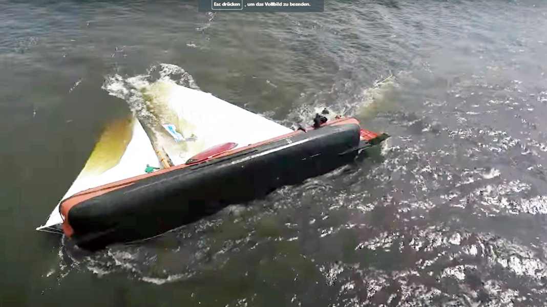 Niederlande: Dramatische Bilder: Skutsje kentert bei Regatta