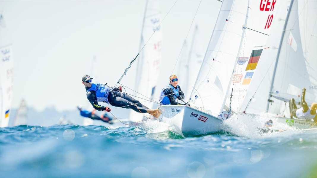 128. Kieler Woche: Olympiasegler vor dem Finalwochenende: Ein Nord-Süd-Duo und zwei Ehepaare im 470er-Mixed stark