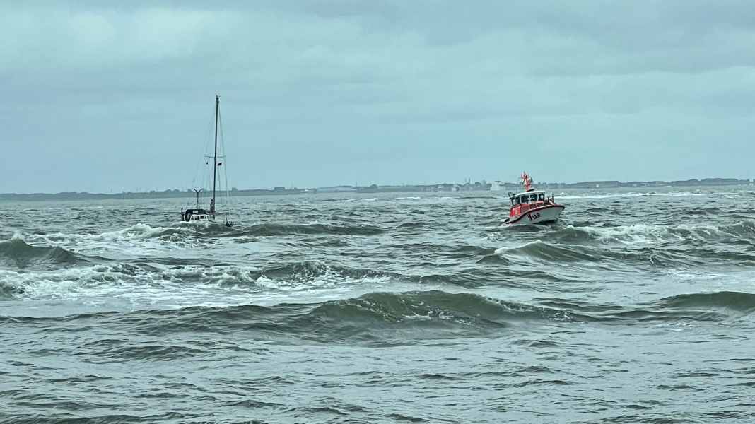 Accidents: Marine emergencies: Yacht runs aground, tri loses float and mast