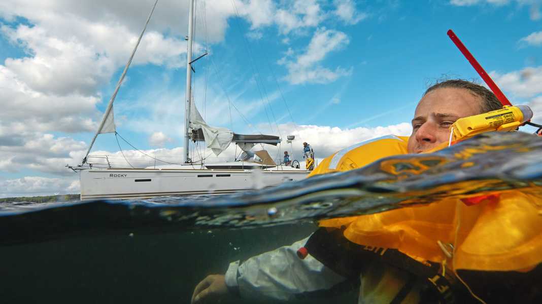 Distress at sea: Single-handed sailor goes overboard - and can be rescued with luck