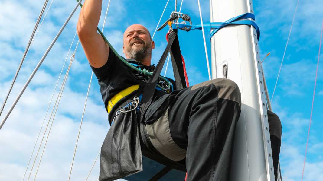 Climbing exercise on board: Down the mast - 14 tips for staying on board