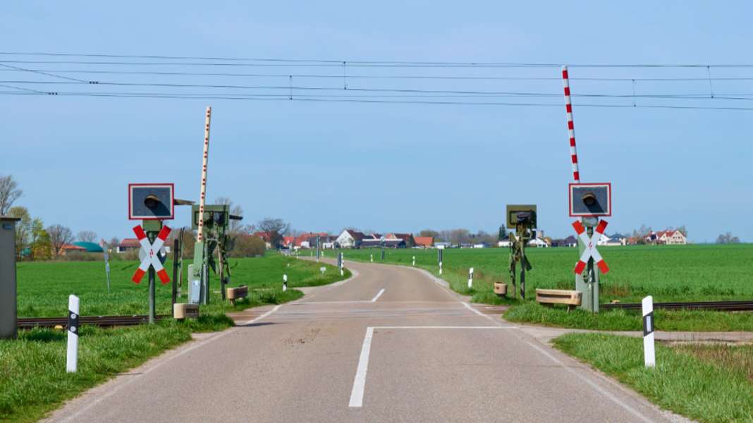 Electrocution at railway crossing: sailor seriously injured