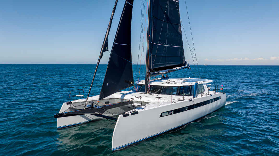 Balance 580 : premières images du catamaran sportif à eau bleue