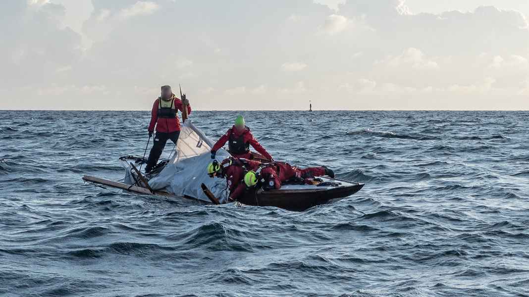 Détresse en mer : le mât d'un bateau classique se brise de nuit dans le chenal - un couple sauvé