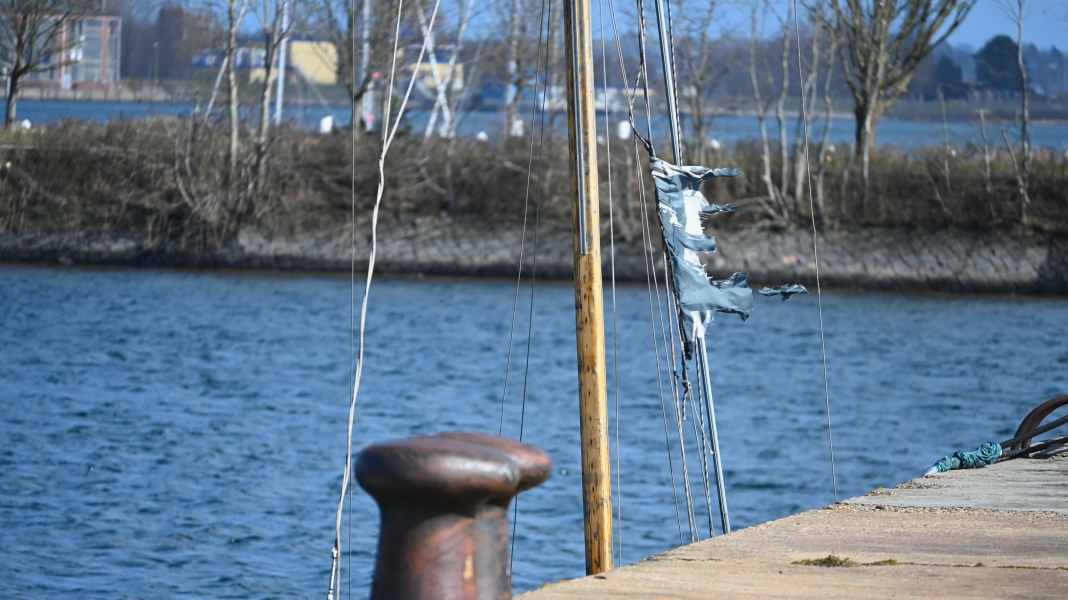 When owners dive: What local authorities can do about junk boats