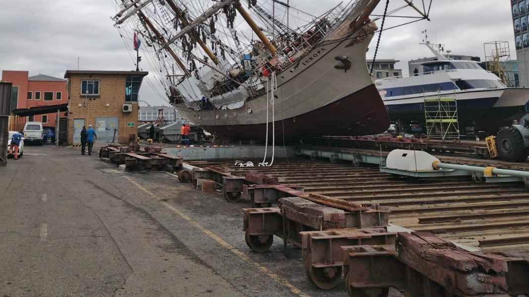 Barque "Europa": Adventure windjammer capsized on land