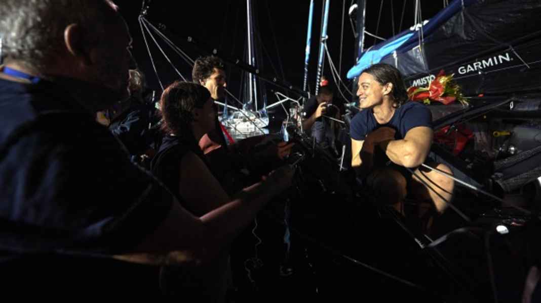 Route du Rhum: Shootingstar “Juju” Mettraux ist da, drei Skipperinnen rocken in den Top Ten