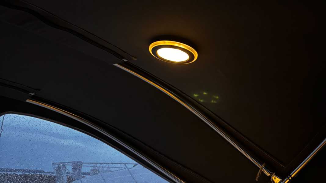 Sprayhood lamp: More comfort in the cockpit