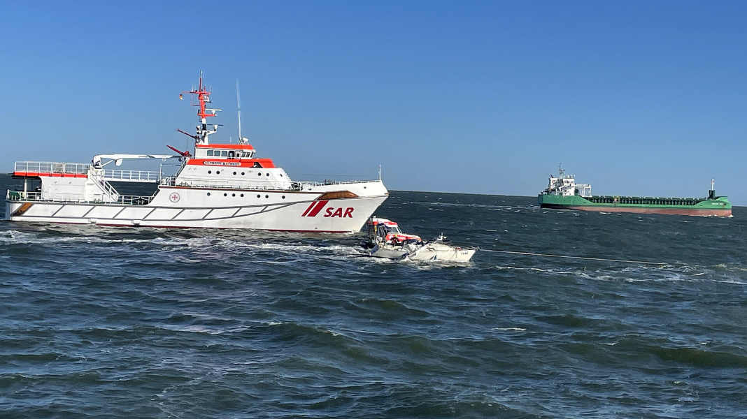 Seenot: Schwere Kollision einer Yacht mit einem Frachter