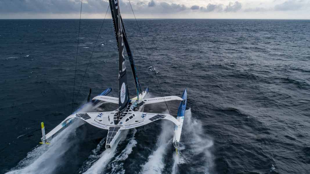 Arkea Ultim Challenge: whale dodging or problems on board "Banque Populaire XI"?