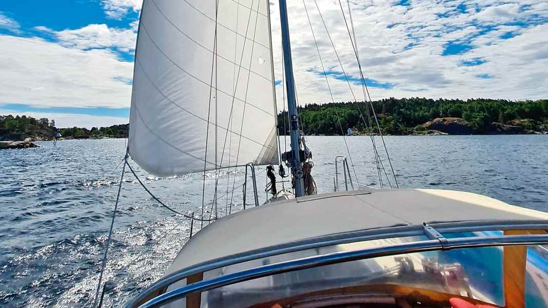 Wake: Einar Husby a vela con il mezzo armo