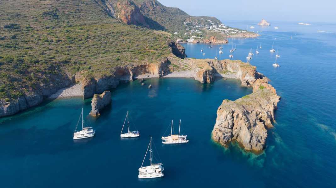 Italie : Îles Eoliennes - une croisière entre eau, roche et feu