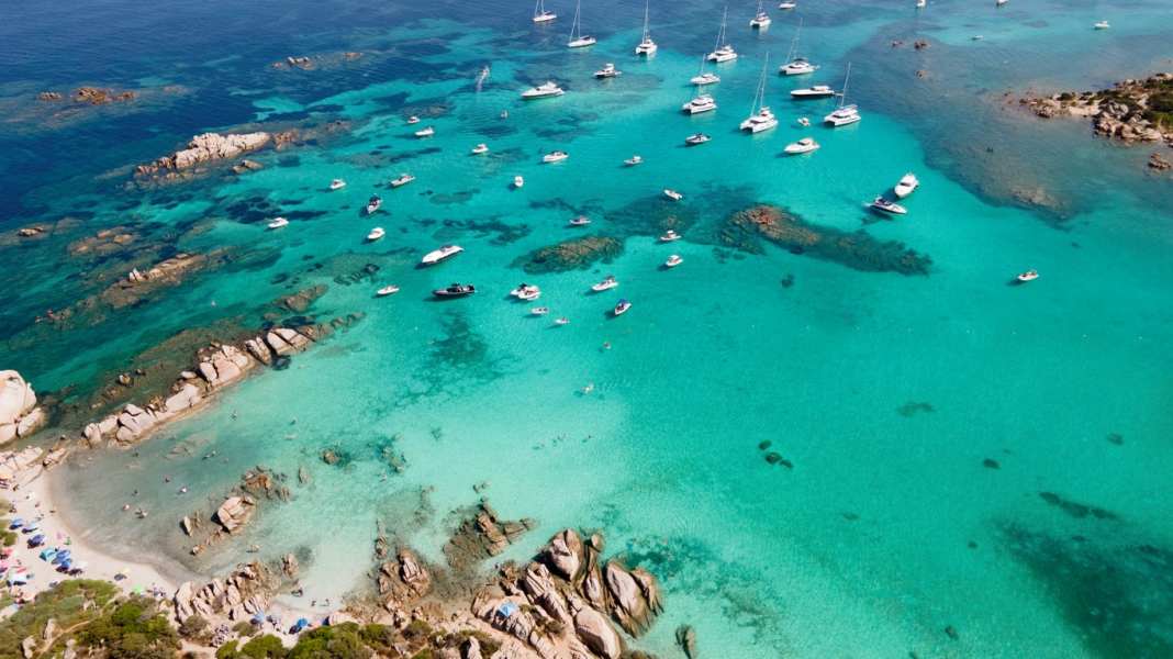 La Sardaigne a été touchée : La Maddalena - nouvelles règles sans interdiction de mouillage