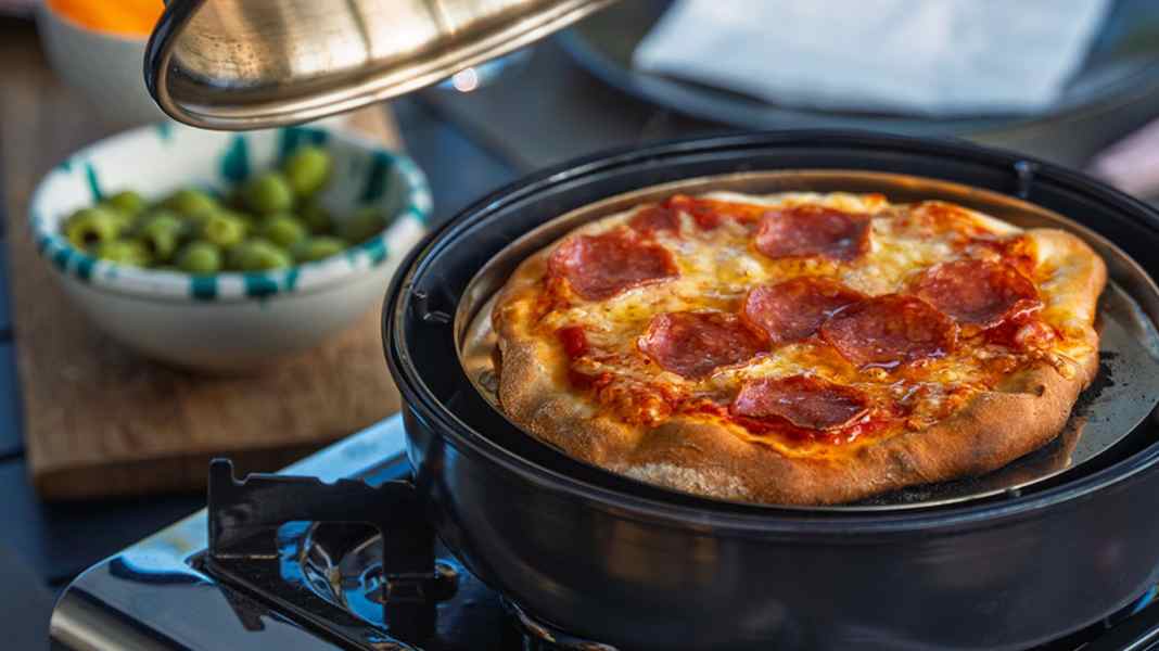 Omnia Pizza Oven: So wird der Gaskocher zum Pizzaofen