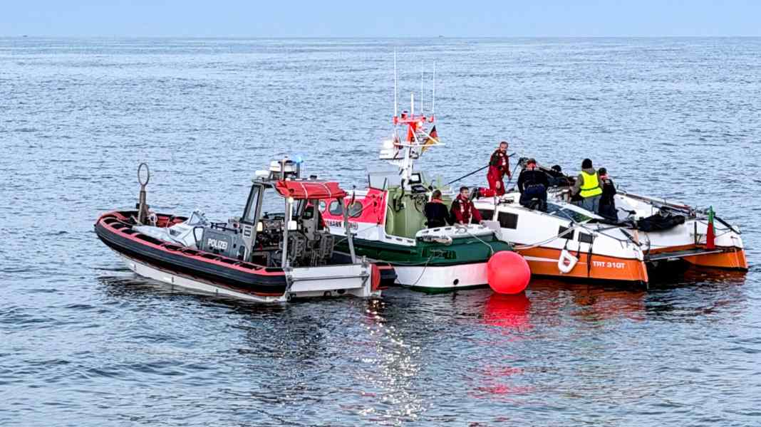 Mast break: Sea rescue team tows catamaran to Hooksiel