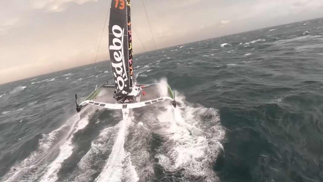 Trophée Jules Verne : "Sodebo" fait le plein dans l'océan Indien