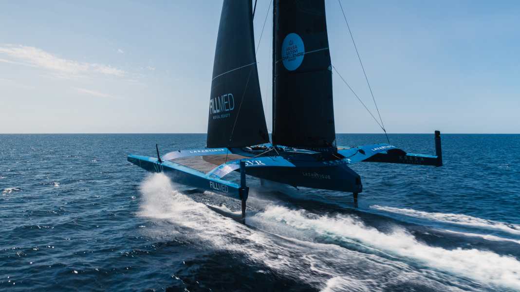 Arkea Ultim Challenge : "SVR Lazartigue" éperonne des débris flottants - Prise d'eau !