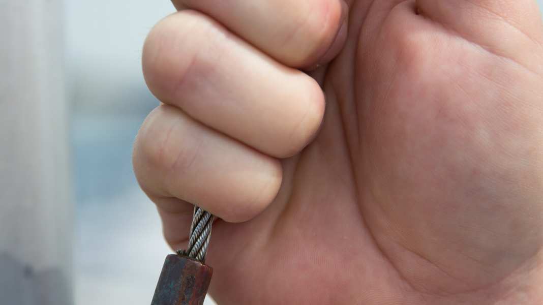 Accident at sea: spinnaker tears off a Swiss man's little finger on the high seas