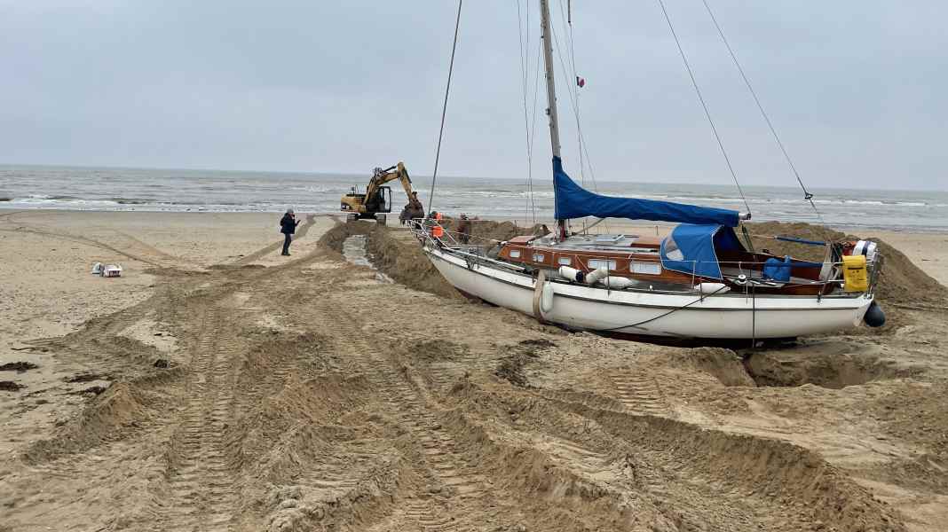 Seenot, Havarie und eine spektakuläre Bergung: Segelboot wird Wochen nach der Strandung befreit – und ist wieder flott!