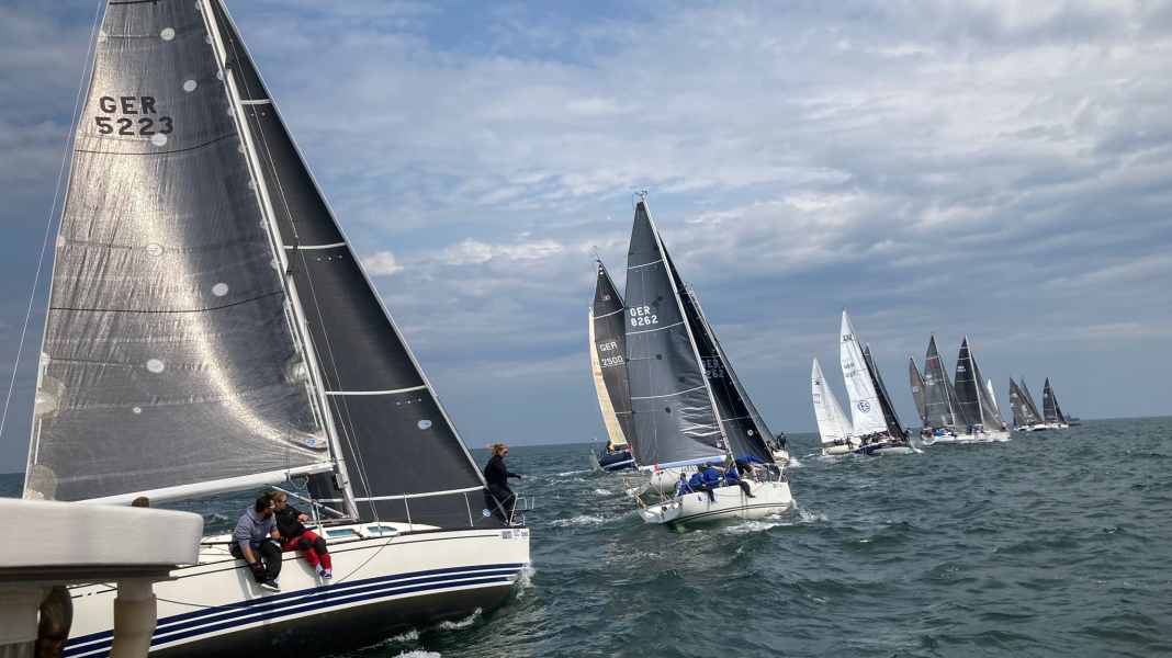 Kieler Woche: Partenza in mare sotto spi - e anche finale