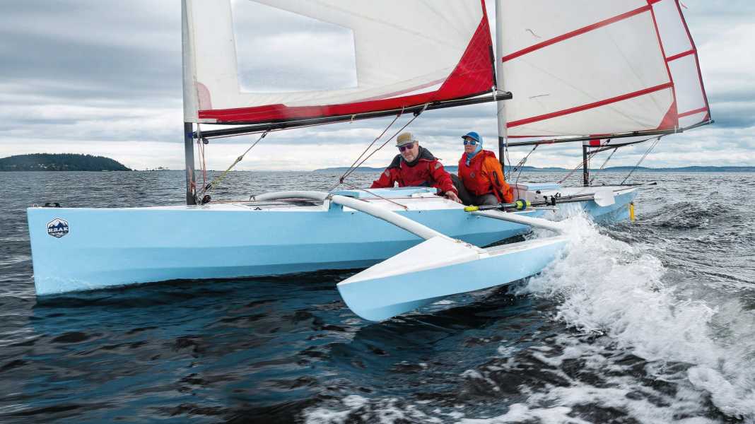 The special boat: "Kairos 4Two" - with rig and oars