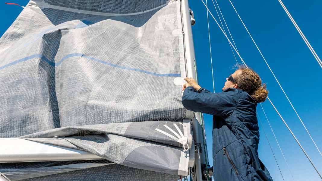 Maitrise de la mer : astuces pour hisser et affaler la grand-voile