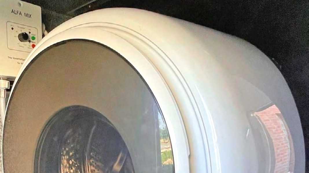 Équipement : combinaison lave-linge/sèche-linge et chaussures de bateau