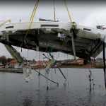 Fahrtenyacht vom Seegang an der Hafenmole zerrieben