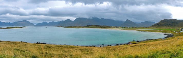 Between the rugged mountain massifs, you will repeatedly come across shallow sandy bays, such as here north of Fredvang.