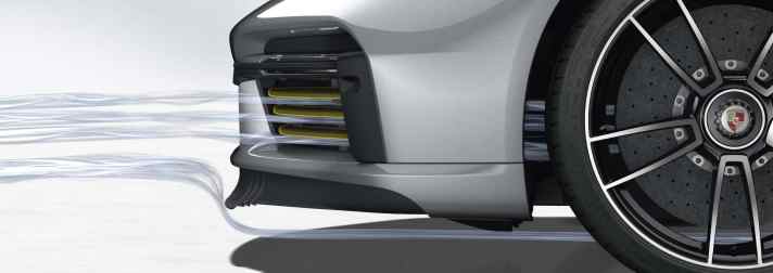 Bugspoilerlippe ausgefahren, Kühlluftklappen geöffnet