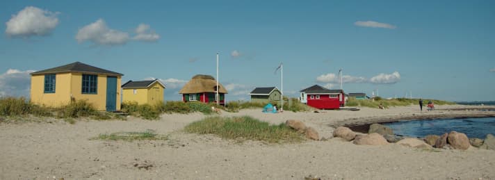 Die kleinen Badehäuschen am Strand beschreiben den dänischen Begriff „hygge“ – gemütlich – perfekt.
