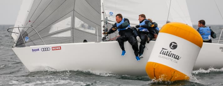   L'équipage du barreur du J/24 hambourgeois Stefan Kasunke se rapproche d'une place sur le podium avant la dernière journée.