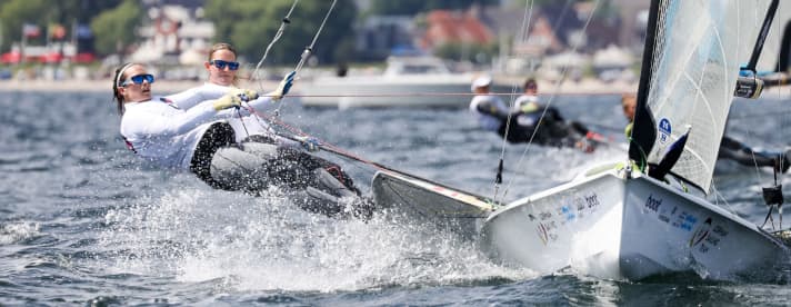   Die 49er-Titelverteidigerinnen Tina Lutz und Susann Beucke hatten am Samstag Kenterpech, segeln aber am Sonntag um eine Kieler-Woche-Medaille