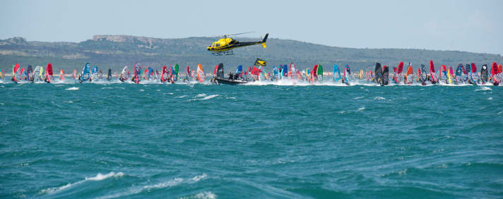 At up to 40 knots, the start becomes a lottery. If you are too early, you get in the way of the star boat. If you arrive too late, you risk getting caught in the downwinds of 1000 other surfers. The good thing is that you have 40 kilometres to catch up afterwards.