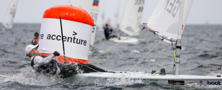   Fresh winds challenged the athletes like Philipp Buhl here, but he likes the battle with the elements. The pressure is set to increase in Kiel in the coming days