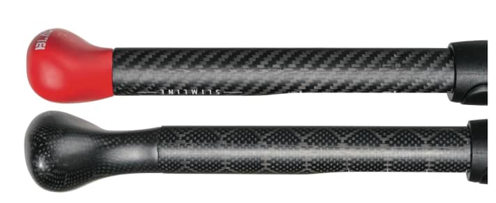 Two "Palm Grip": At the top is the new grip from Black Project, which in the latest generation of paddles is barely curved forward on the ball side, i.e. the back (here at the bottom). 
Most testers find this even more comfortable than the previous model. 
However, we were also unable to discover any "uncomfortable" handles in the entire test group.