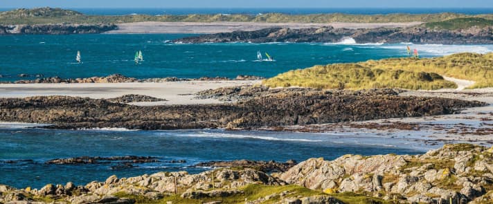 Seven windsurfers, that means rush hour on Tiree. When the island slowly fills up with bullis and you often meet each other on the island's single-lane roads - that's when the Wave Classics take place.