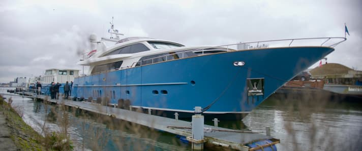 Im Wasser: Der pastellblaue Rumpf von „Helga“ soll maximal 27 Knoten laufen. | n.