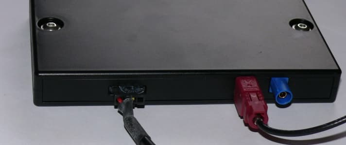   Only three connections: power on the left, red is the UMTS antenna, an external antenna for the integrated GPS receiver can be connected to the blue socket