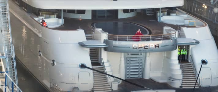 Perfekte Bühne: Eine Sopranisten besang das Ausdocken. Unter dem heckseitigen Balkon liegt der tresorartige Zugang zum Beachclub.