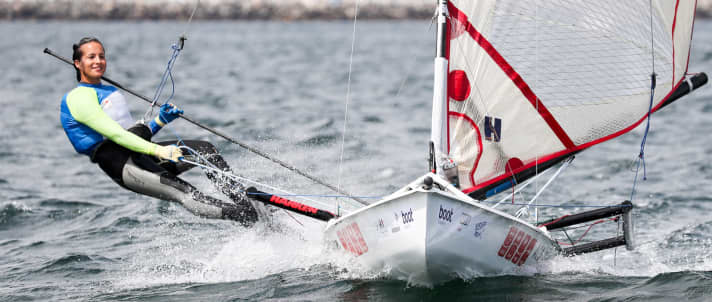   Tout à l'heure encore en compétition olympique en 49er avec Leonie Meyer, maintenant en Musto-Skiff lors de la Kieler Woche : Elena Stoffers apprécie la voile sur le fjord.