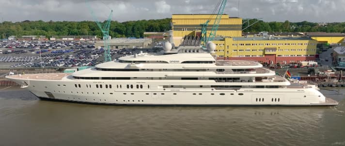 146-Meter-„Opera“: Die Aufbauten mit den integrierten Klappen für die Rettungsboote und das Topdeck mit den markanten Endrohren sprechen für einen weiteren Giga-Entwurf von Terence Disdale, der auch die im Sommer abgelieferte 160-Meter-Lürssen „Blue“ zeichnete.