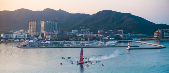   Il Dongfeng Race Team poco dopo aver tagliato il traguardo davanti al porto turistico di Sanya
