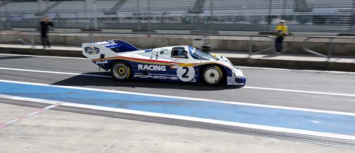 Der Porsche 956 geht auf die Strecke.